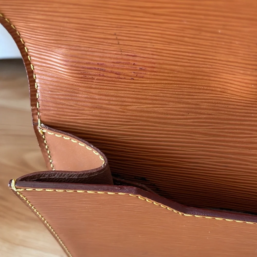 🚨LOUIS VUITTON🚨Tan Epi leather briefcase/portfolio (marks + peeling) - Picture 12 of 17